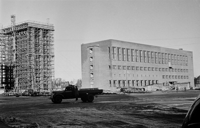 Helsingin kaupungin sähkölaitoksen (sittemmin Helsingin Energia, nyk. Helen Oy) Salmisaaren höyryvoimalaitoksen rakennustyömaa, Lauttasaarenkatu 11 (=Porkkalankatu 11). Keskellä Chevrolet -kuorma-auto.  duplicate photo