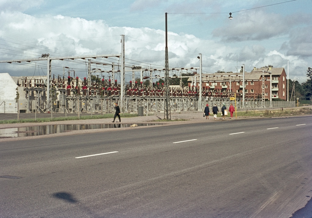 Ruoholahti, Lauttasaarenkatu 11, 9 (=Porkkalankatu 11, Salmisaarenkatu 4), Helsingin kaupungin sähkölaitoksen (nyk. Helsingin Energia) Salmisaaren voimalan aluetta.