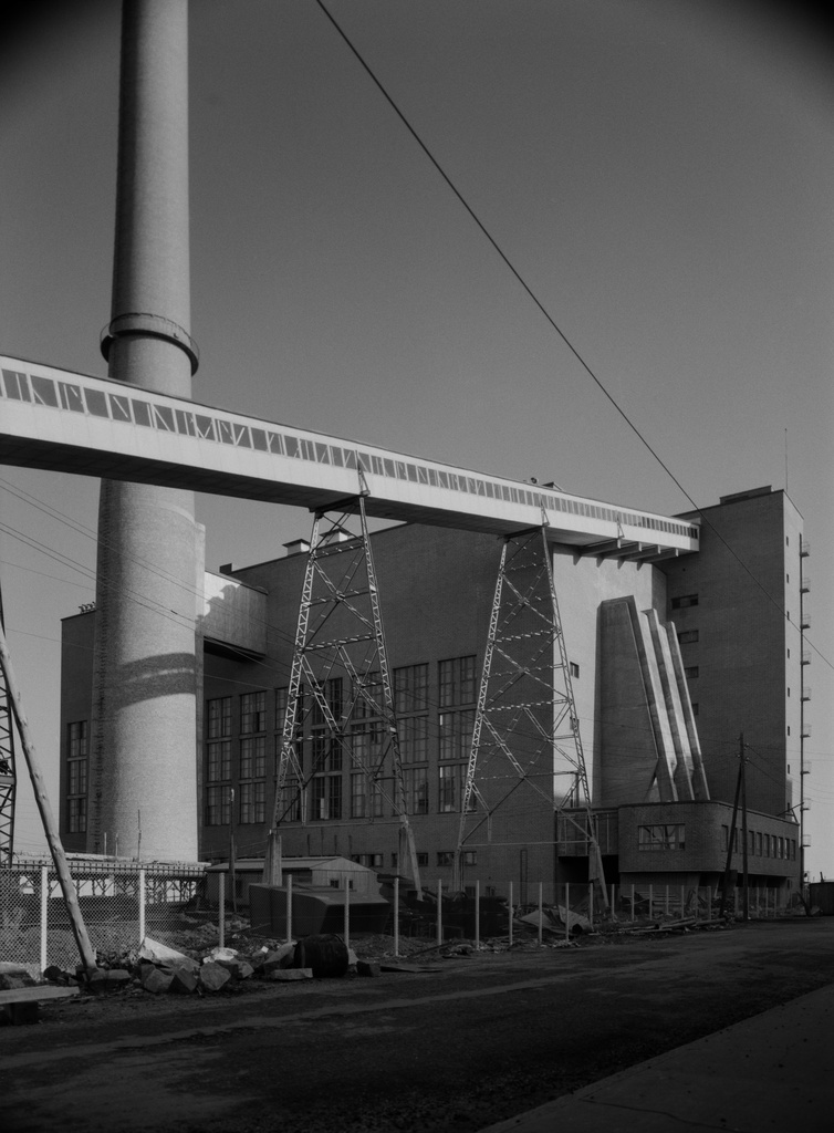 Näkymä merenlahden yli Ruoholahden teollisuusrakennuksiin. Keskellä Helsingin sähkölaitoksen Salmisaaren voimala, vasemmassa reunassa Kaapelitehdas. Oikealla höyryalus S/s Aagot ankkuroituna Jätkäsaaren satama-alueen vesissä. S/s Aagot valmistui 1906 West Hartlepoolissa.