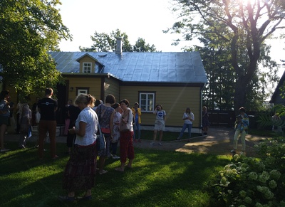 Johannes Aaviku residence in Kuressaare Vallimaa 7 (by the courtyard) rephoto
