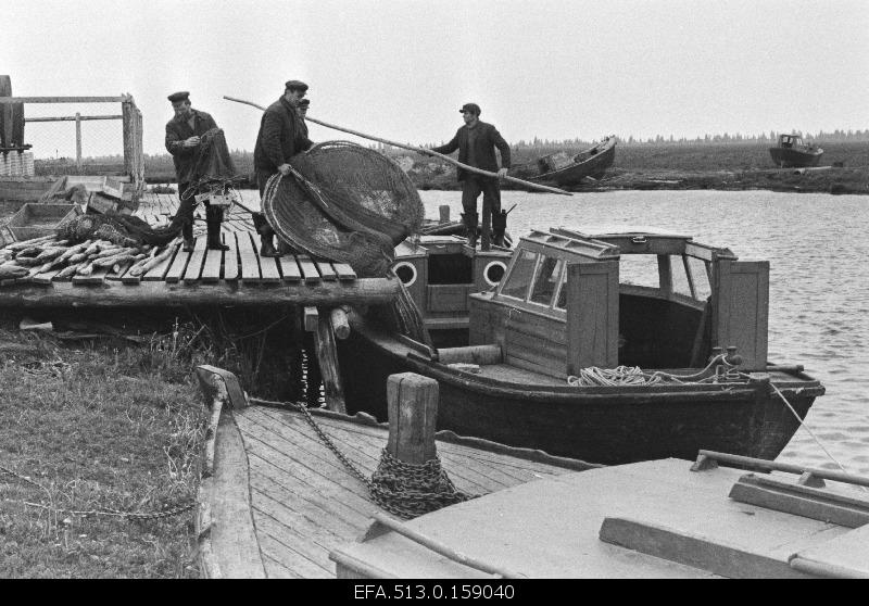 Fishermen in the port of Piirissaare.