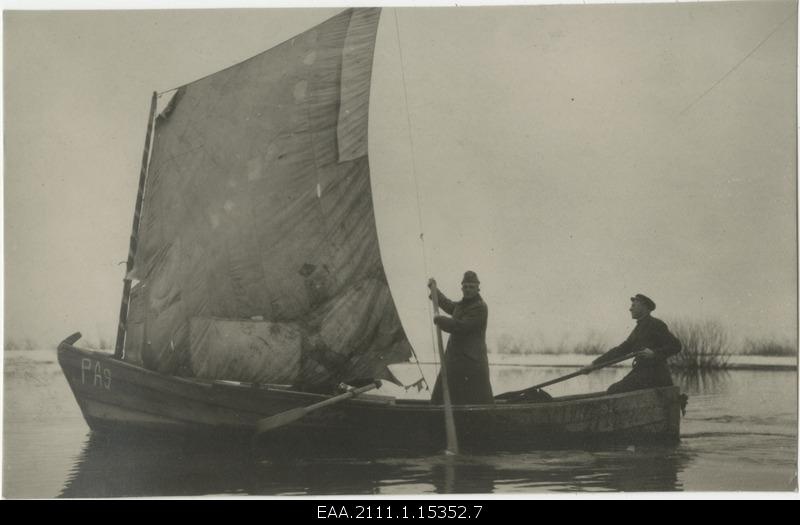 Expedition flooded to Piirissaare in spring 1924, Chief of the 1st section of Tartu County Police Ludvig Haugas and Member of the Tartu County Government Voldemar Annok on the boat back road