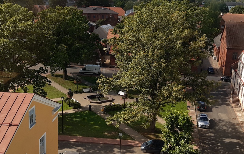 fotopostkaart, Viljandi, turuplats veetornist, autod, apteek, Lossi tn, u 1920, foto J. Riet? rephoto