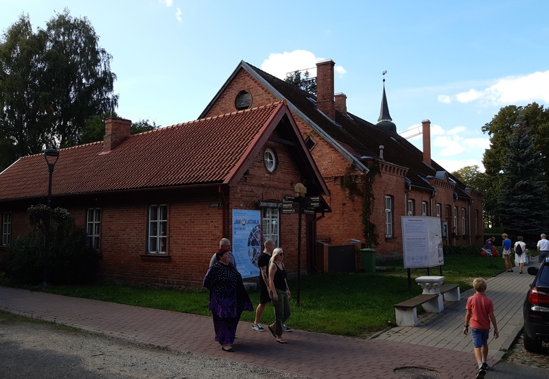 foto, Viljandi, Pikk tn 10, 8 (paremal raamatukogu, varem Jaani kiriku pastoraat), 1975, foto E. Veliste rephoto