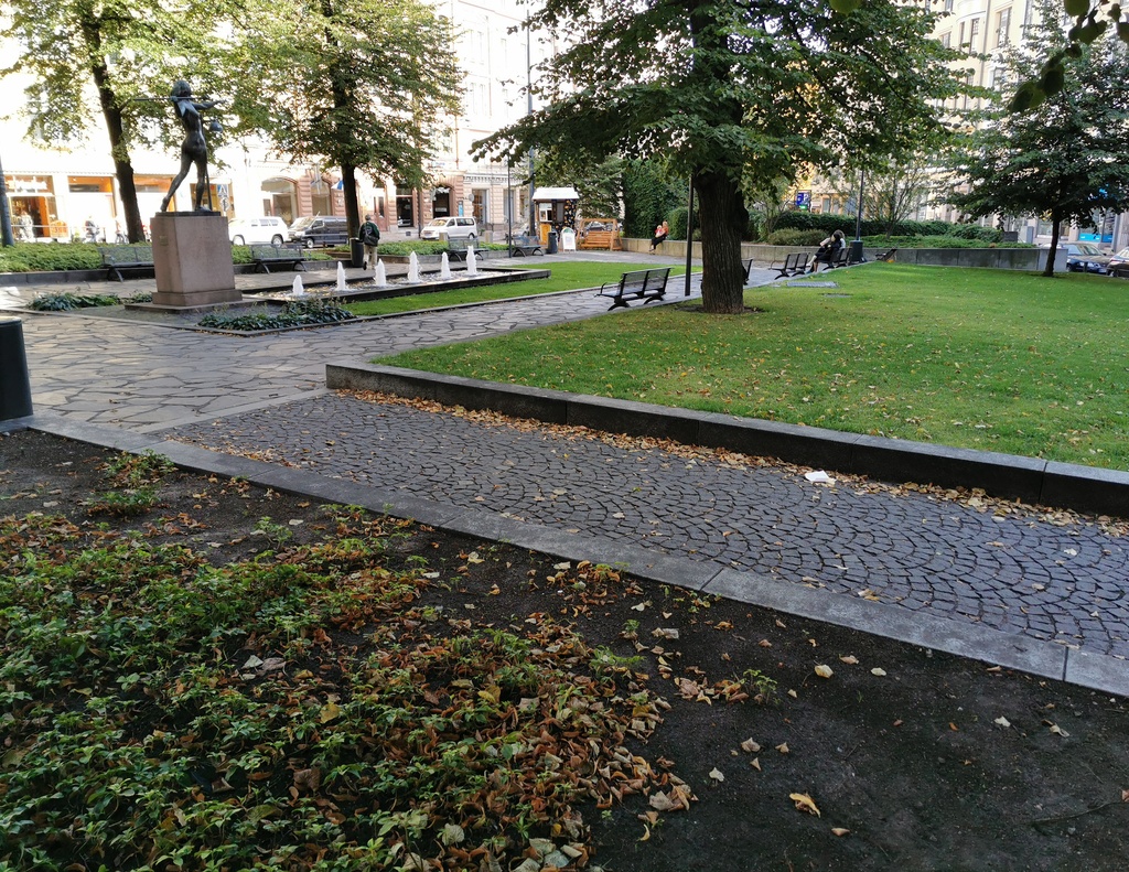 Sirpalesuojaa rakennetaan Kolmikulmassa.  Puistossa Yrjö Liipolan Tellervo, Tapion tytär (Diana) -veistos.Taustalla Erottajankatu. rephoto
