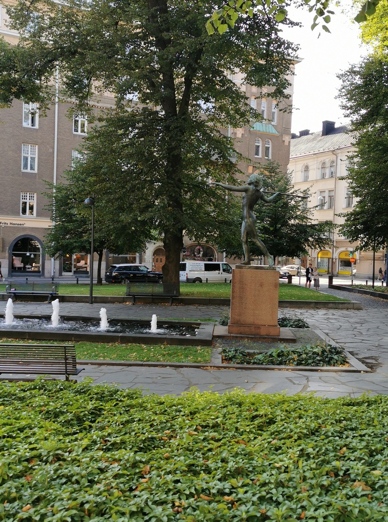 Toinen maailmansota. Suomen jatkosota. Pommisuojaa rakennetaan Erottajankadun varrelle, Kolmikulmaan. Taustalla Tellervo-patsas. rephoto