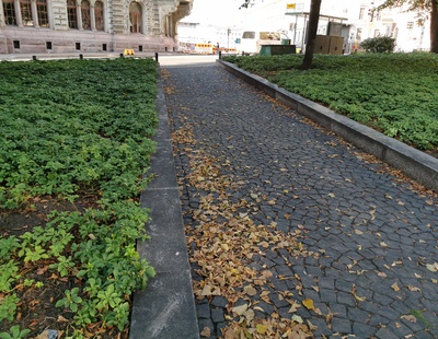 Sirpalesuojaa rakennetaan Kolmikulmassa. rephoto