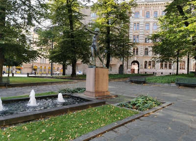 Uudenmaankatu 1, 3,  5. Etualalla Kolmipuisto ja Diana patsas rephoto