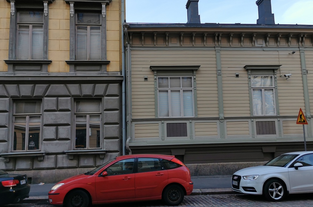 Kulmatalo osoitteessa Merimiehenkatu 13 ja Fredrikinkatu 21, lähikuva Fredrikinkadun puolelta. rephoto