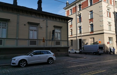 Kulmatalo osoitteessa Merimiehenkatu 13 ja Fredrikinkatu 21, lähikuva Fredrikinkadun puolelta. rephoto