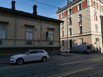 Kulmatalo osoitteessa Merimiehenkatu 13 ja Fredrikinkatu 21, lähikuva Fredrikinkadun puolelta. rephoto