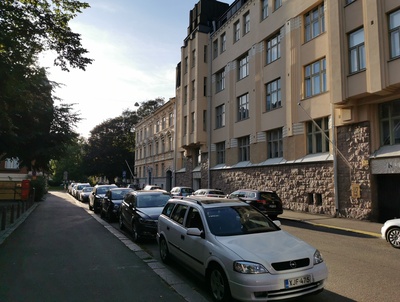 Ulriikaporinkatu (= Ullanlinnankatu) 3, 5. Taustalla Ratakatu 1c rephoto