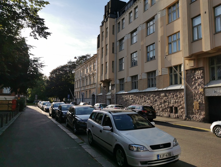Ulriikaporinkatu (= Ullanlinnankatu) 3, 5. Taustalla Ratakatu 1c rephoto