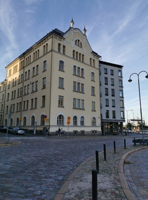 Helsingin valtauksen jälkeen kuvattuja pommitusvaurioita. Borgströmin tupakkatehtaan vaurioituneet seinät, etualalla jalankulkijoita. Meritullintori 1, Meritullinkatu 1. rephoto