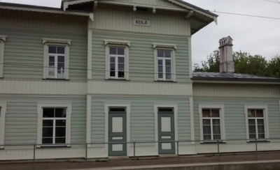 Eesti Vabariigi XX aastapäeva kaunistused öisel Keila jaamahoonel rephoto