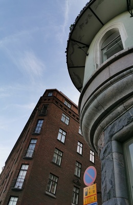 Kadunkulma Kruununhaassa. Vasemmalla Pohjoisranta 8. - Rauhankatu 2a. Oikealla Pohjoisranta 10. - Rauhankatu 1. rephoto
