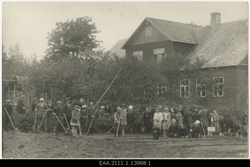Old-Otepää primary and secondary school students in garden work