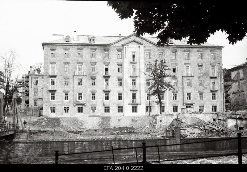 Construction of a new school house in Narva.