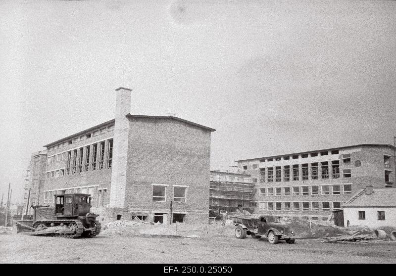 Construction of a school house in Tallinn on Mulla Street.