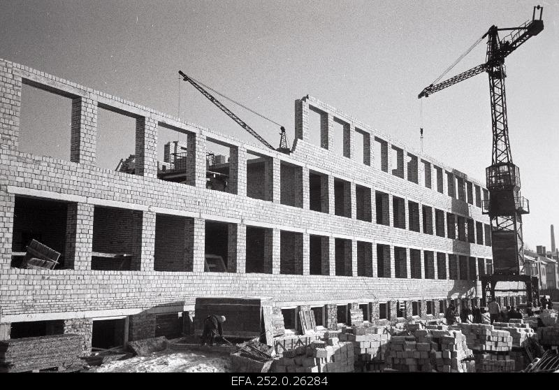 Construction of a school house on Mulla Street.