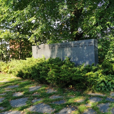 Helsingin 400-vuotismuistomerkki, Kirkkorinne, Vanhakaupunki. Graniittipaaden suunnitteli kuvanveistäjä Yrjö Rosola, se paljastettiin kesäkuussa 1950. Siinä on vasemmalla Kustaa Vaasan profiilikuva vieressään teksti: "Tälle paikalle perusti Kustaa Vaasa Helsingin kaupungin vuonna 1550. På denna plats grundade Gustav Vasa Helsingfors stad år 1550". rephoto