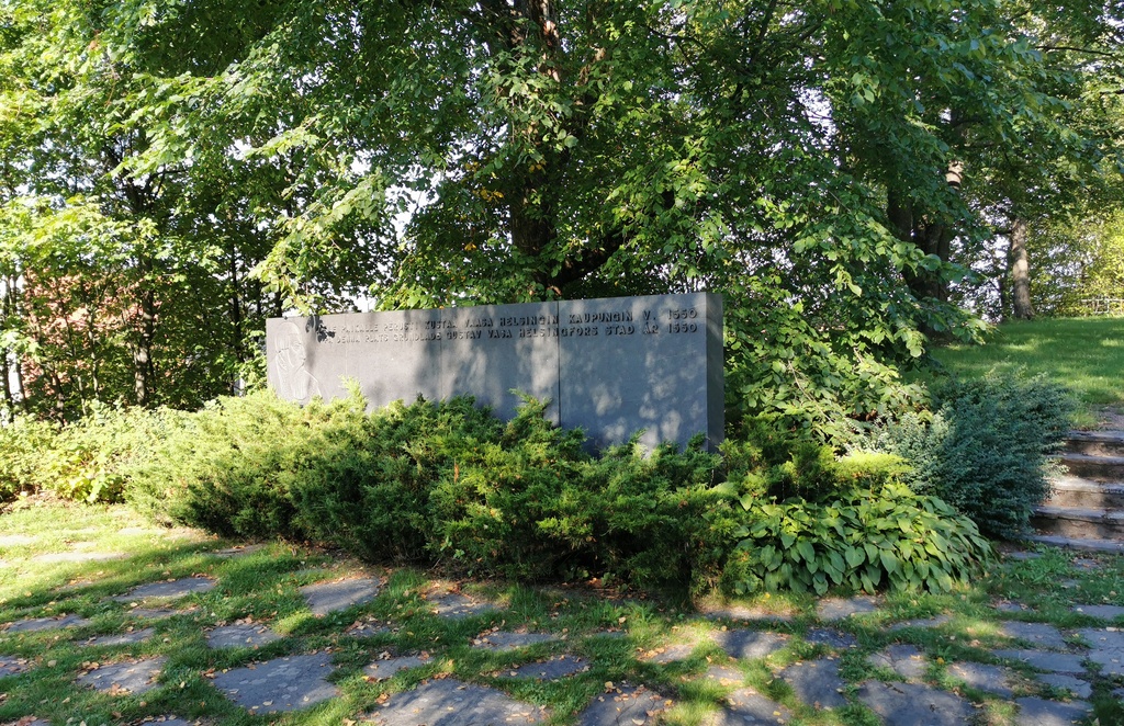 Vanhakaupunki, Kirkkorinne. Helsingin 400-vuotismuistomerkin paljastustilaisuus. Keskellä kuvanveistäjä Yrjö Rosolan suunnittelema muistomerkki, jossa Kustaa Vaasan profiilikuva ja teksti "Tälle paikalle perusti Kustaa Vaasa Helsingin kaupungin vuonna 1550. På denna plats grundade Gustav Vasa Helsingfors stad år 1550." rephoto