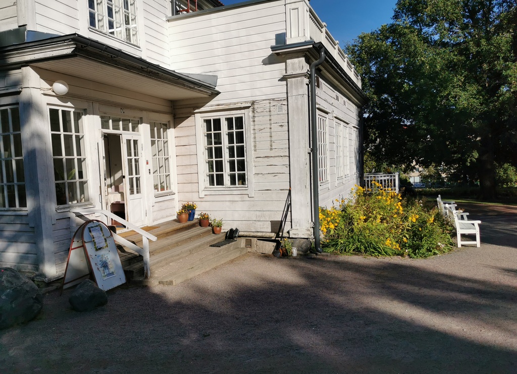 Hevosajoneuvot Annalan päärakennuksen edessä Vanhassakaupungissa. rephoto