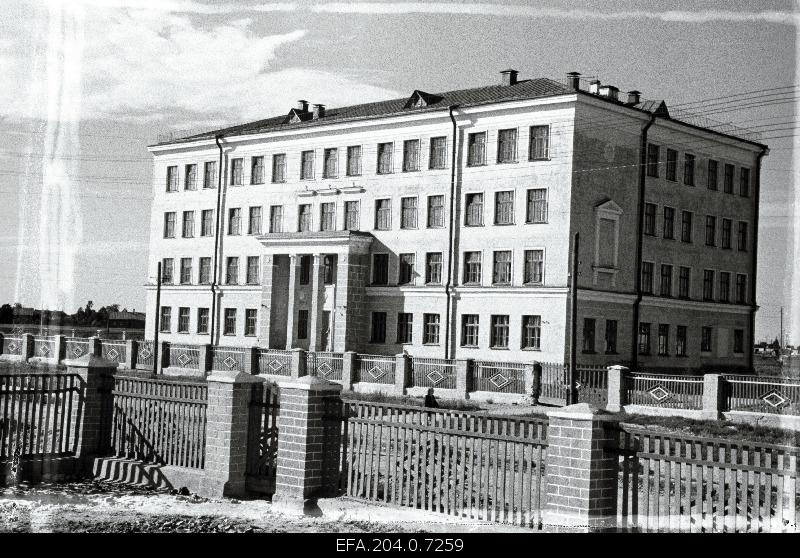 New secondary school building in Narva.