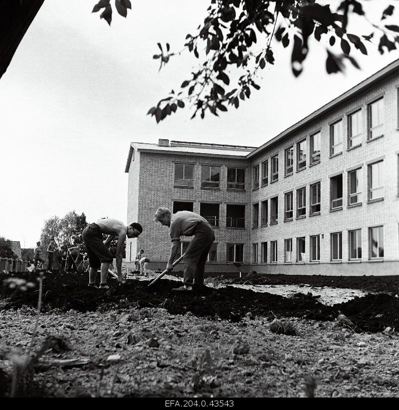 Students of the Grand-Jaani Secondary School to organize the surroundings of the new school building.