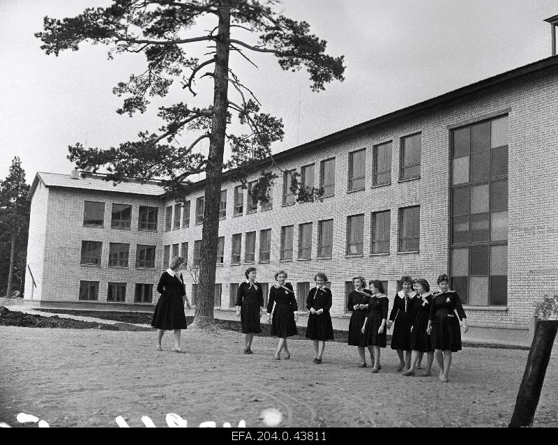 Students of the preparatory class for senior managers of Kilingi-Nõmme Secondary School in front of the new school building.
