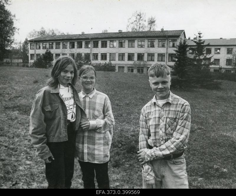 Students of the 6th grade of Helme Sanatoorse Internate School from Rimma Porr Viljandi, Kristi Kruus Hummulist from Valgamaa and Artur Ellermaa from Libats from Pärnumaa, behind the school building.