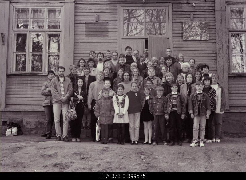 Petseri 2. Teachers and students of secondary school and members of the Society of Friends of the Estonian National Museum at the school building stairs.