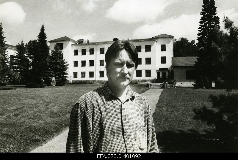 Ivar Hanvere, head of the school school at the back of the school building.