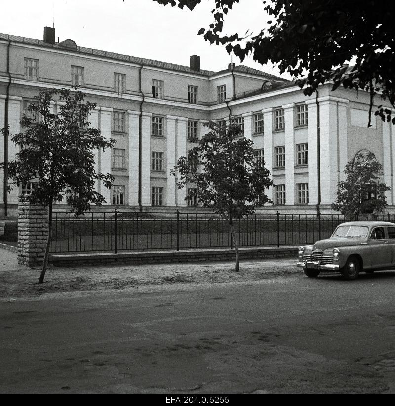 New high school building on V. Kingissepa Street.