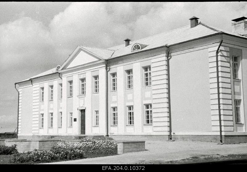 New secondary school building in Orissaare.