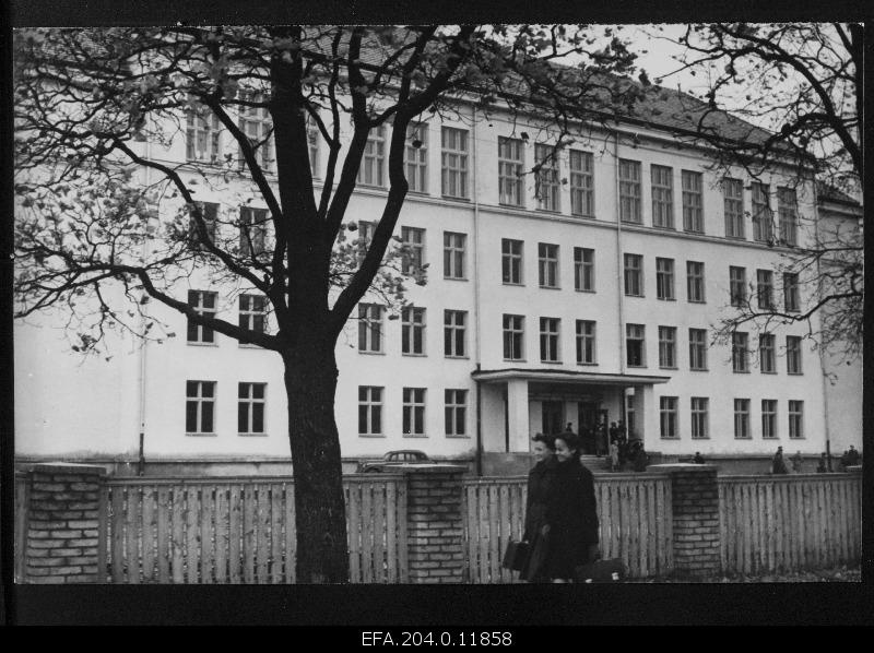 Vaade uuele keskkoolihoonele Tähe tänaval Tartus.