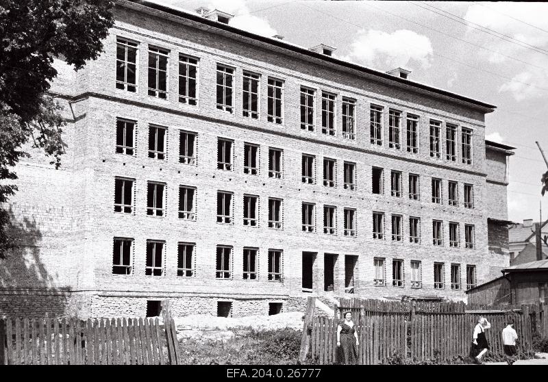 Completed secondary school building in Võrus.