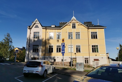 Orioninkatu 3 (nykyään Vellamonkatu 3a, Matilda Wreden kuja 2), Hermannin suojelukohteisiin kuuluva asuinrakennus lähellä Helsingin vankilaa. Vasemmalla oleva puurakennus on purettu Vellamonkadun uuden linjauksen tieltä. rephoto