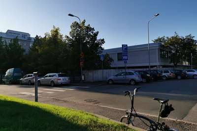 Saarenkatu 4 (ent. Saarenkatu 2), Kotikallio. Kuva otettu etelästä toiselta puolen Saarenkatua. rephoto