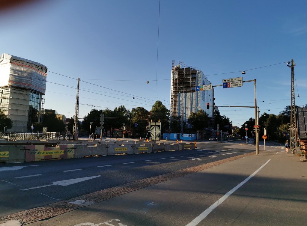 Hämeentien ja Mäkelänkadun risteys. Takana keskellä Hämeentie 68, kulmatontti, joka tunnettiin nimellä Hakan kortteli. Talossa näkyvät isoin kirjaimin nimet HAKA ja ALLOTRIA. Viimemainittu oli 1953 aloittanut elokuvateatteri, jonka perusti Kansan Elokuva Oy. rephoto