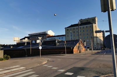 Hämeentie 39 - Lautatarhankatu -  Hämeentie 37. Mies ylitää suojatietä, linja-auto nro 75. rephoto