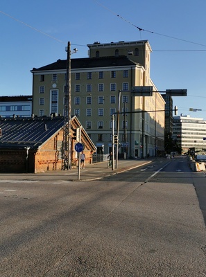 Hämeentie 39, 37. Punatiilinen, nykyään varastorakennus, katolla lukee kyltissä Huonekaluja Möbler, talon julkisivun reunassa lukee Vankiloiden keskusmyymälä, katolla on myös kyltti Waltion Margariinitehdas. rephoto
