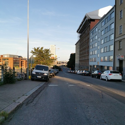 Näkymä Sörnäisistä Pääskylänkatua pitkin Kulosaaren sillan suuntaan. Oikealla Pääskylänkatu 5, 7 ja 9, vasemmalla etäämmällä Lautatarhankadun teollisuus- ja toimistokiinteistöjä. Kahden kadun välissä kulki vielä kuvanoton aikaan yksi liittymä satamarataan Hermanniin ja Toukolaan. Kesällä 1982 alkoi metroliikenne välillä Rautatieasema-Itäkeskus. Horisontissa alkaa Itäväylä. Pääskylänkatu on päällystetty katukivillä. Kuvan vasemmassa reunassa pysäköidyt ajoneuvot: Volkswagen Transporter, Volkswagen, Opel Rekord, Volga, Leyland-pakettiauto. Oikealla puolella pysäköityinä Datsun Bluebird ja Fiat 600. rephoto