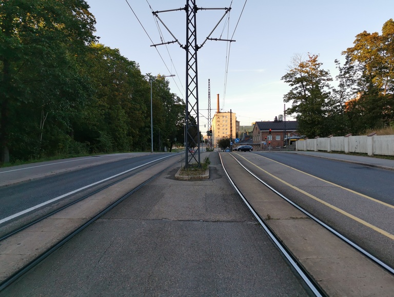 Toukola 12, tontti 7, Itäinen Viertotie (=  Hämeentie 130 ).  Oikealla Arabian posliini- ja fajanssitehdas (= Hämeentie 135). rephoto
