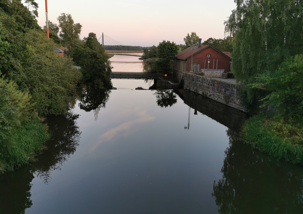Vantaanjoki, Vanhankaupunginkoski, oikealla vesilaitoksen rakennuksia nähtynä joen ylittävältä sillalta. rephoto