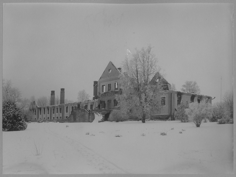 The manor of Ravila after the burning of manor houses during the resurrection of 1905.