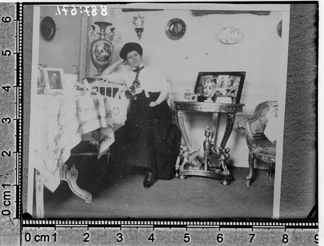 Ravila Manor (Meeks), salon with a sitting lady in 1900. Kose khk