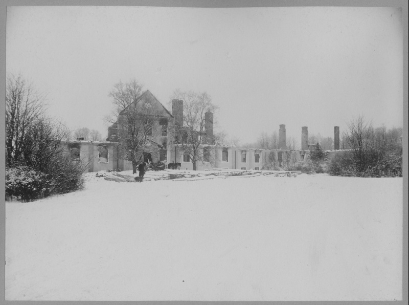 The manor of Ravila after the burning of manor houses during the resurrection of 1905.