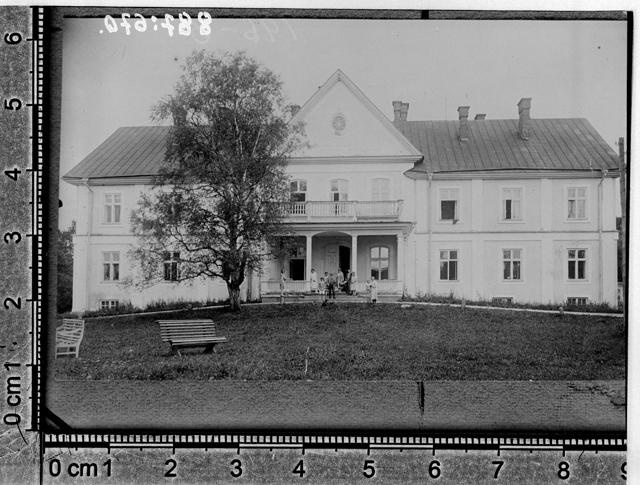 Ravila Manor (Meeks), the front side of the gentleman house. Kose khk