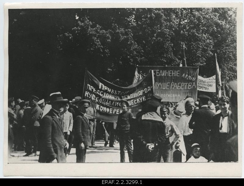 Demonstration in Kadriorg in Tallinn during the 18th June demonstration, Russian-speaking slogans.